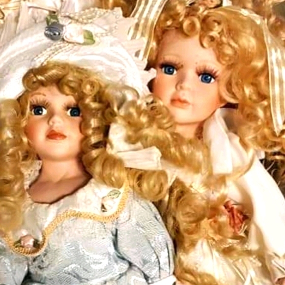 6 gorgeous porcelin dolls - Picture 3 of 7